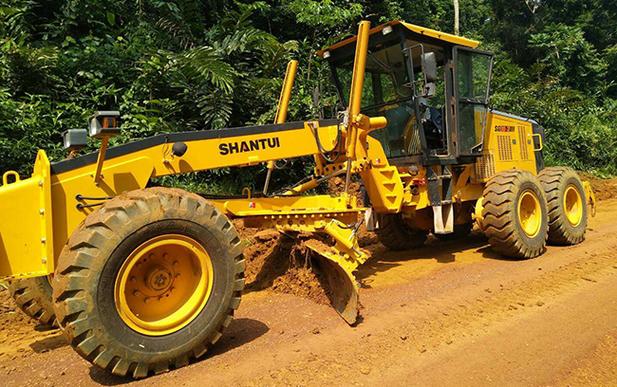 sg163平地機(jī)東南亞某伐木場(chǎng)道路施工