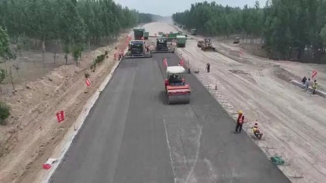 邯港高速公路衡水段:路面工程試驗段鋪筑施工如火如荼