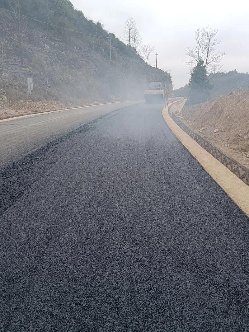 貴州旭輝科技建設(shè)安龍縣海子至灑雨公路改擴(kuò)建工程,道路瀝青路面 - 抖