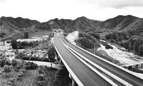 凌綏高速公路首段瀝青路面貫通，通車在即推動區域發展