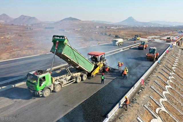 山東臨沂至滕州高速公路 瀝青攤鋪忙，發展畫卷新
